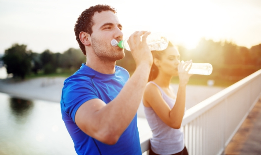 Hidratación en verano y salud prostática claves para proteger tus riñones y próstata Hidratación en verano - Clínica Urosalud en Valencia