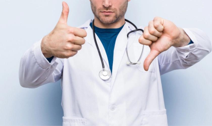 Cirugía prostática con láser: doctor con pulgar hacia arriba y hacia abajo