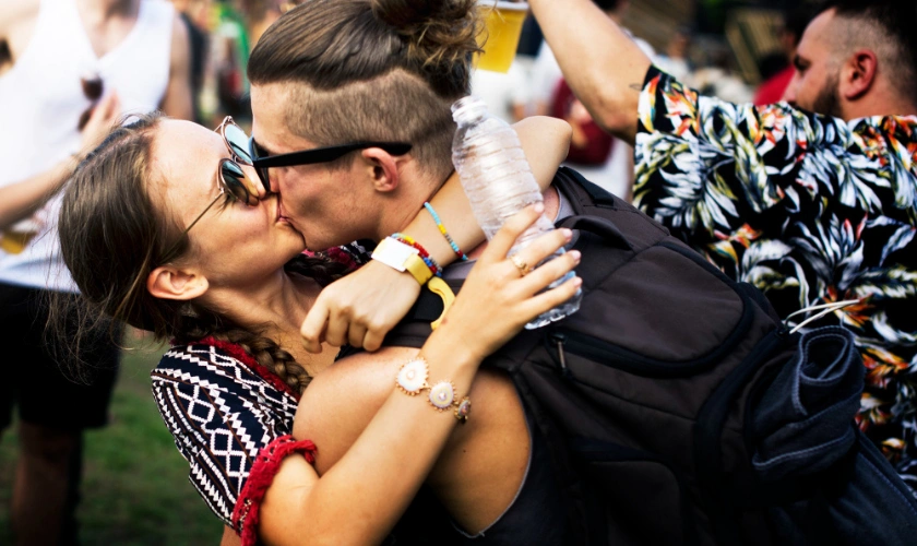 Cómo prevenir ETS - Clínica Urosalud Valencia - Pareja en un festival