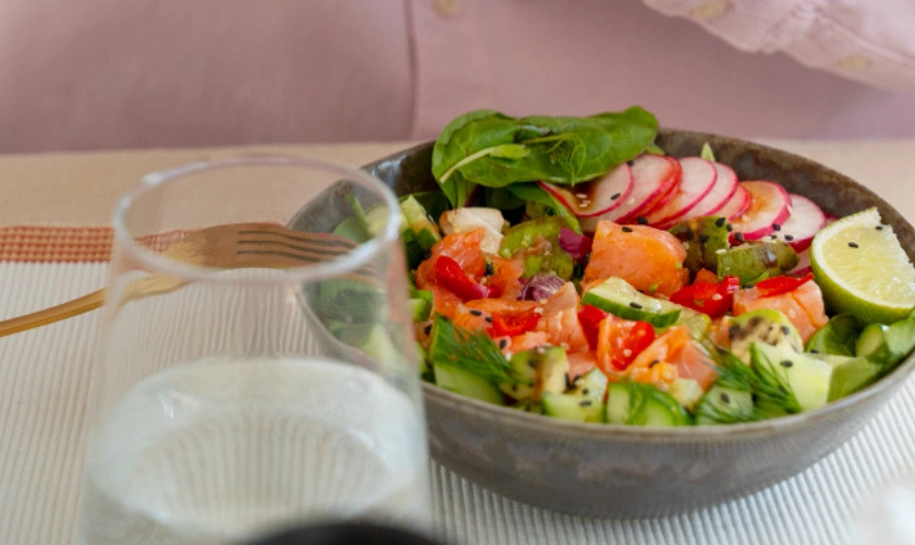 Urosalud alimentación para prevenir la litiasis-plato de ensalada con un vaso de agua